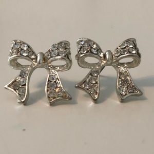 Bow shaped earrings